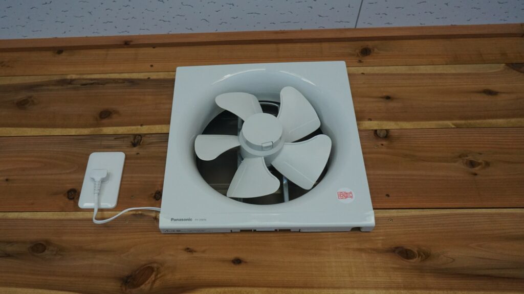 春日部Ⅱ-ガレージ内換気扇