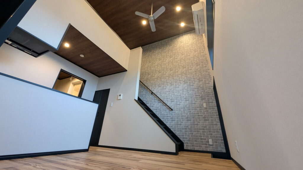 春日部Ⅱ-吹抜けリビング階段