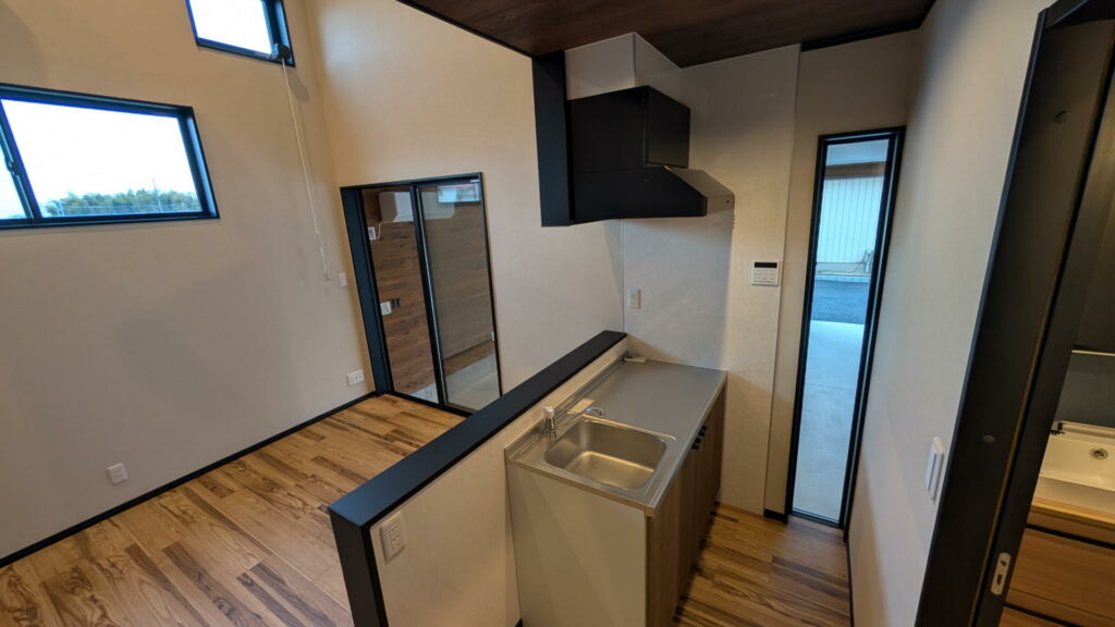 春日部Ⅱ-B号室シンクから見た居室